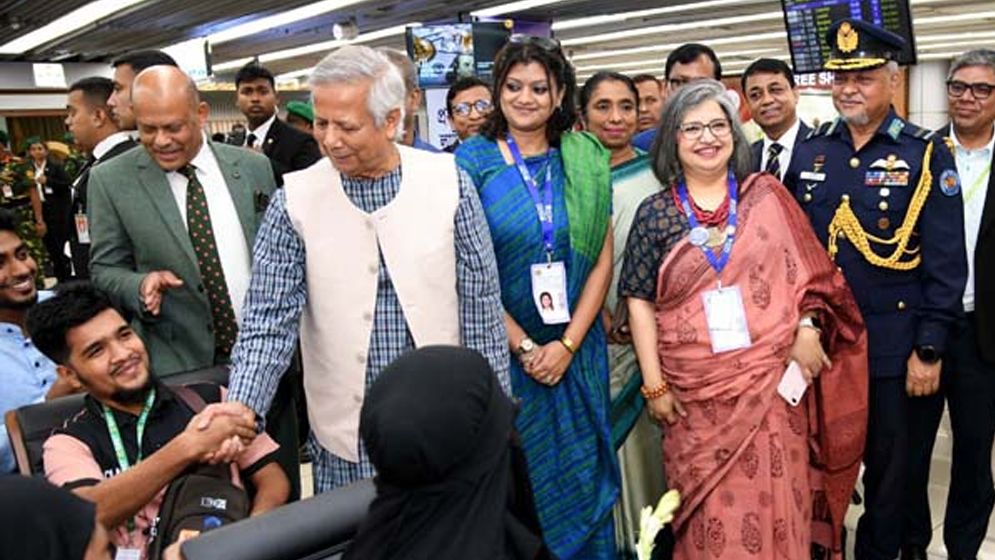 প্রবাসীরা বিমানবন্দরে অতিথির মতো সম্মান পাবেন: প্রধান উপদেষ্টা