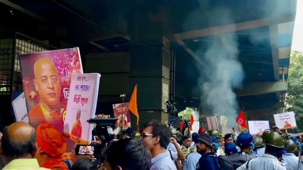 কলকাতায় পতাকা পোড়ানোয় তীব্র নিন্দা বাংলাদেশের, চিন্ময়ের আইনি অধিকার চায় ভারত