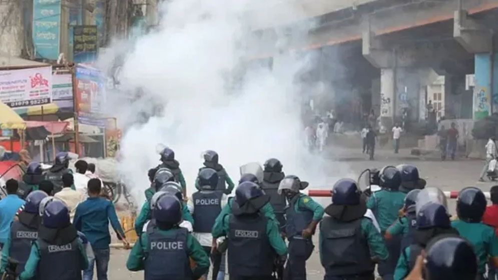 পুলিশ-অটোরিকশা চালকদের ধাওয়া-পাল্টা ধাওয়া, ট্রেন চলাচল বন্ধ