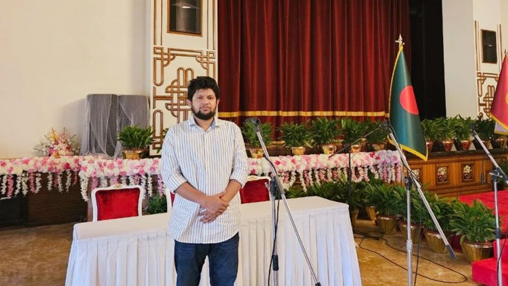 বঙ্গভবন থেকে শেখ মুজিবের ছবি সরানোর ব্যাখ্যা দিলেন উপদেষ্টা মাহফুজ