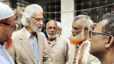 শহীদ আব্দুল্লাহ’র কবর জিয়ারত করলেন উপদেষ্টা আরিফ