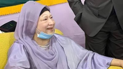 সেনাকুঞ্জে হাস্যোজ্জ্বল খালেদা জিয়া