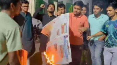 ঢাকা বিশ্ববিদ্যালয়ে প্রথম আলো-ডেইলি স্টার পত্রিকা পুড়িয়ে বয়কটের ডাক