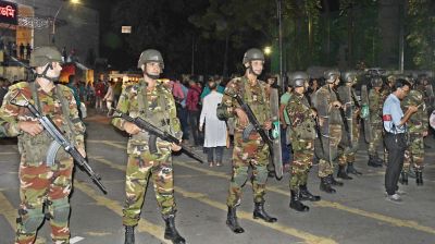 শিল্পকলার সামনে দু’পক্ষের হাতাহাতি, নিয়ন্ত্রণে সেনাবাহিনী-পুলিশ