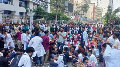মেডিকেল টেকনোলজি-ফার্মেসি শিক্ষার্থীদের সড়ক অবরোধ, তীব্র যানজট