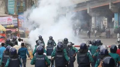 পুলিশ-অটোরিকশা চালকদের ধাওয়া-পাল্টা ধাওয়া, ট্রেন চলাচল বন্ধ