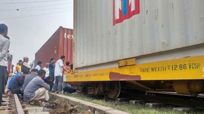 ঢাকায় পণ্যবাহী ট্রেনের ৩ বগি লাইনচ্যুত