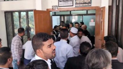 সাবেক খাদ্যমন্ত্রীর সঙ্গে কুশল বিনিময়, আদালতের নাজিরের কার্যালয় ভাঙচুর আইনজীবীদের