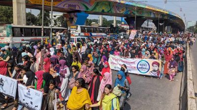 মহাখালীতে ট্রেনে ইট ছুড়েছেন শিক্ষার্থীরা, রক্তাক্ত শিশুসহ অনেকে