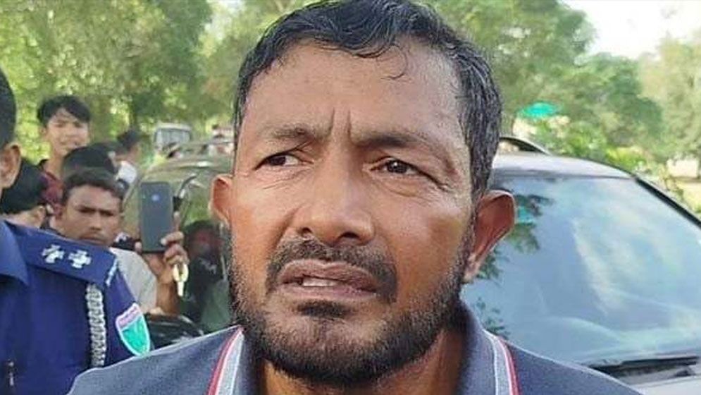 চটে গিয়ে ফাঁকা গুলি, সাবেক এমপিকে ধরে পুলিশে দিলো জনতা