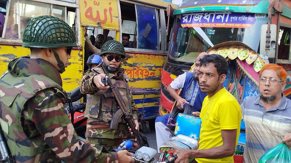 যৌথ বাহিনীর সহযোগিতায় ডিএনসিসির অভিযান, শতাধিক অটোরিকশা জব্দ
