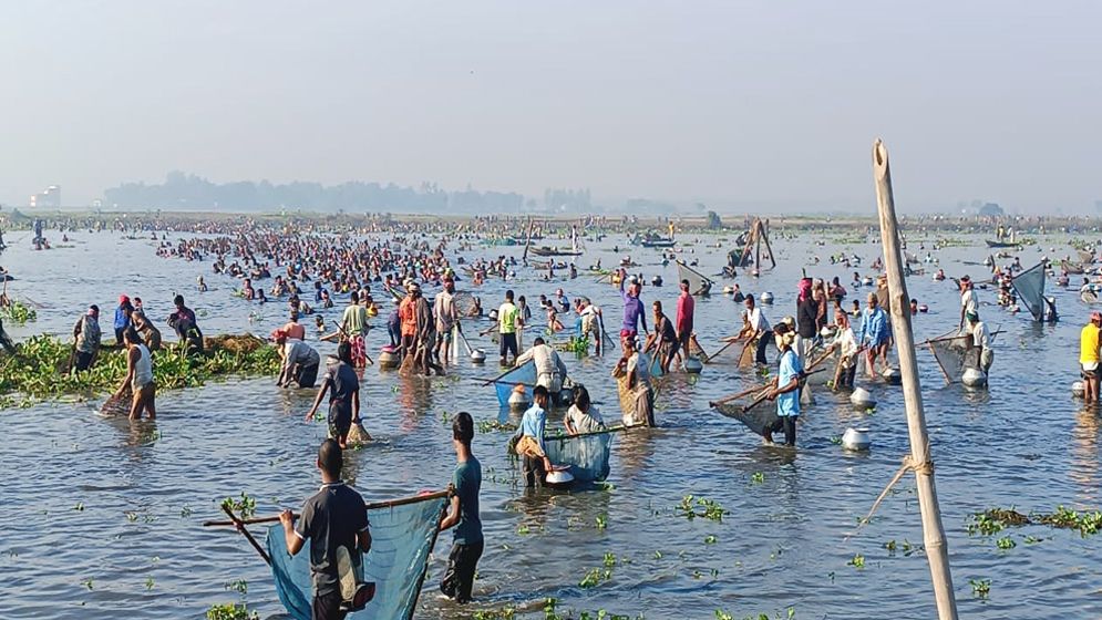 ভাঙ্গুড়ায় বাউত উৎসবে মেতেছেন সৌখিন মাছ শিকারিরা
