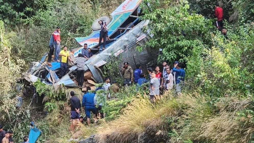 নিয়ন্ত্রণ হারিয়ে গভীর খাদে বাস, ৪০ যাত্রীর ২৩ জন নিহত