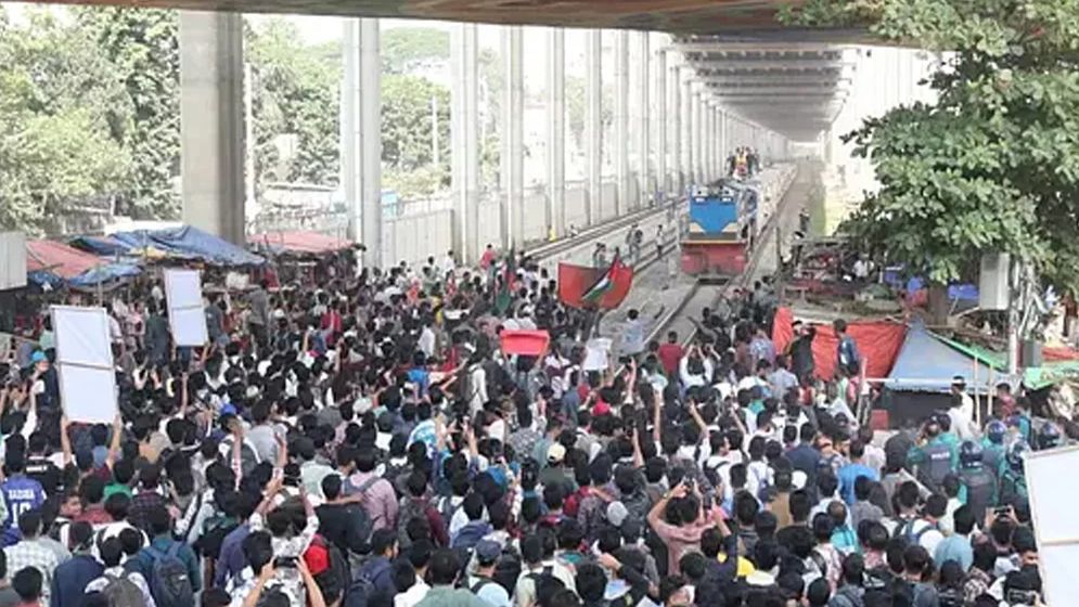 মহাখালীতে সড়ক-রেলপথ অবরোধ, আটকে আছে ২ ট্রেন