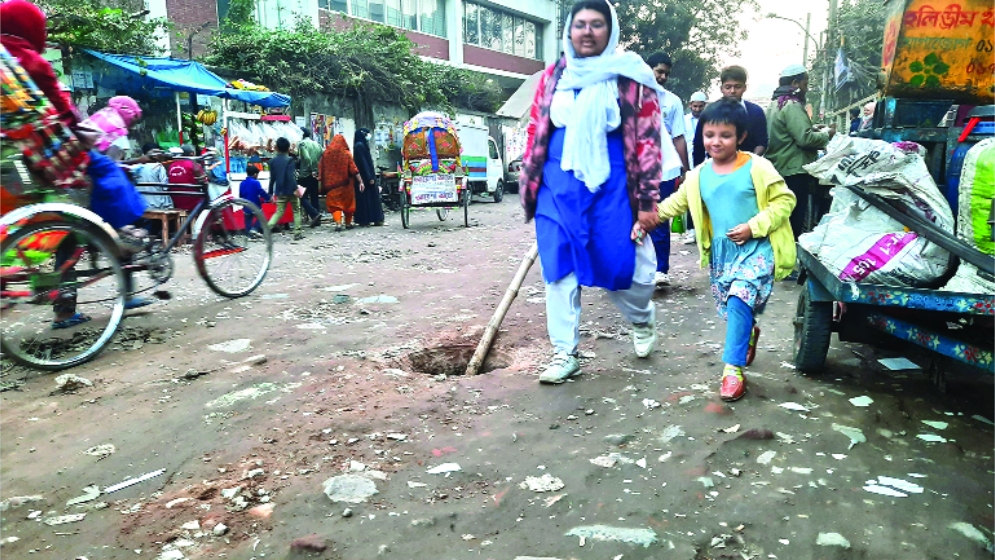 সড়কের খানাখন্দে জনদুর্ভোগ