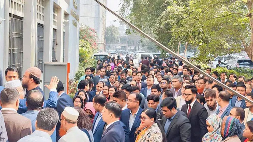 ক্যাডার কর্মকর্তারা বিধি ভাঙলে অন্তর্বর্তী সরকারের কী করার ক্ষমতা আছে?