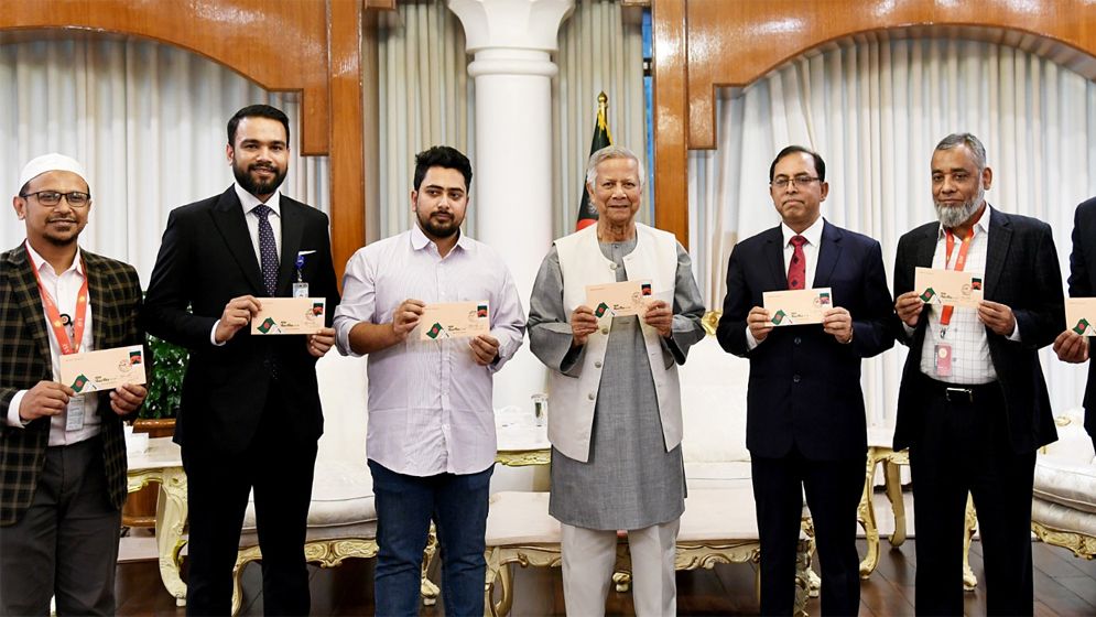 বিজয় দিবসের স্মারক ডাকটিকিট অবমুক্ত করলেন প্রধান উপদেষ্টা