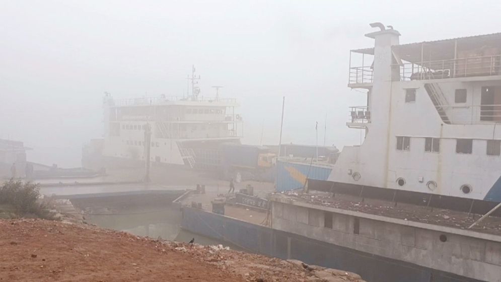 বন্ধ পাটুরিয়া-দৌলতদিয়া নৌপথ, মাঝ নদীতে আটকা ফেরি