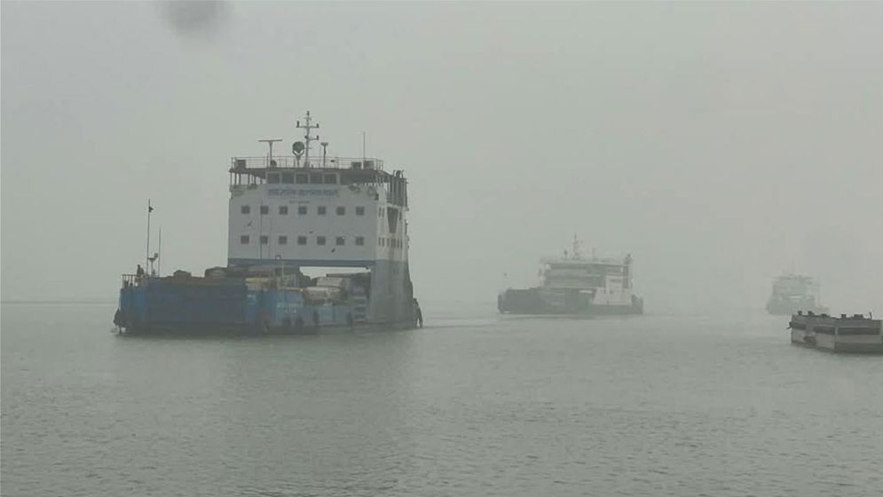 ঘন কুয়াশায় তিন নৌরুটে ফেরি চলাচল বন্ধ