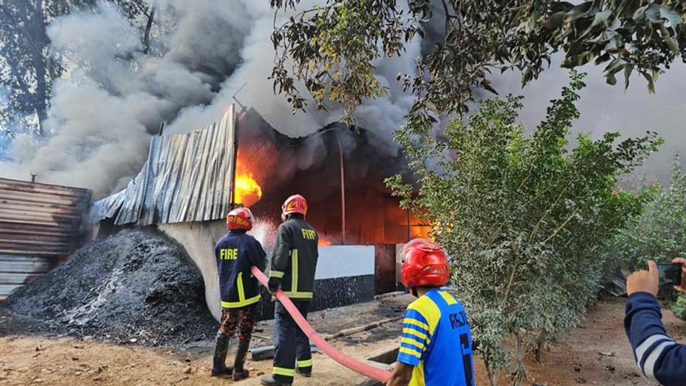 গাজীপুরে কারখানায় ভয়াবহ আগুন, নিয়ন্ত্রণে ৭ ইউনিট