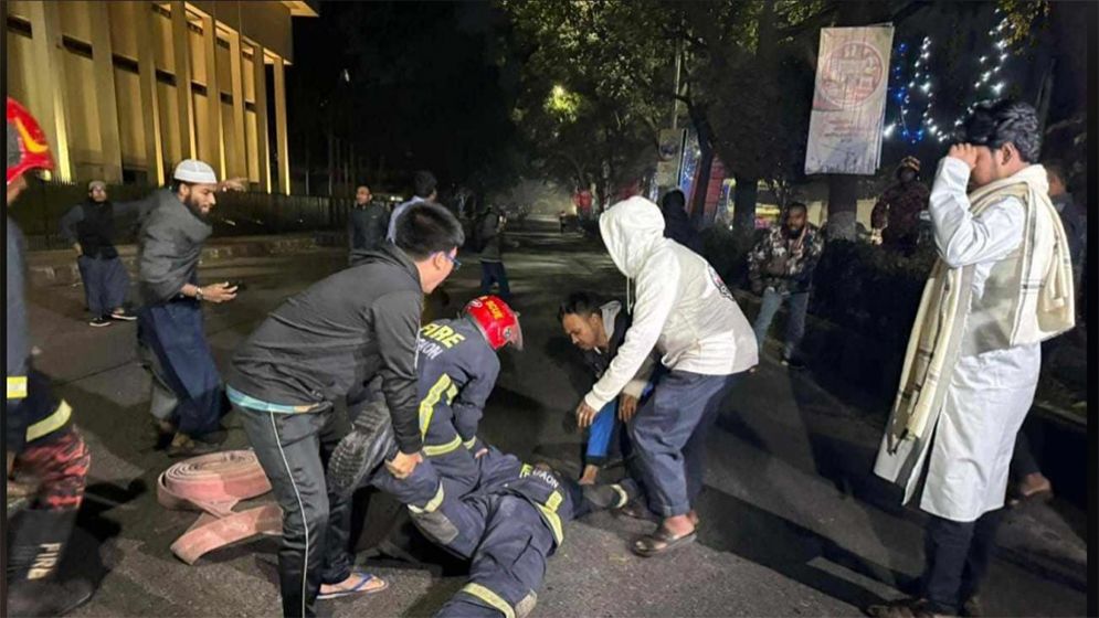 সচিবালয়ে আগুন নেভানোর সময় ফায়ার সার্ভিস কর্মী গুরুতর আহত