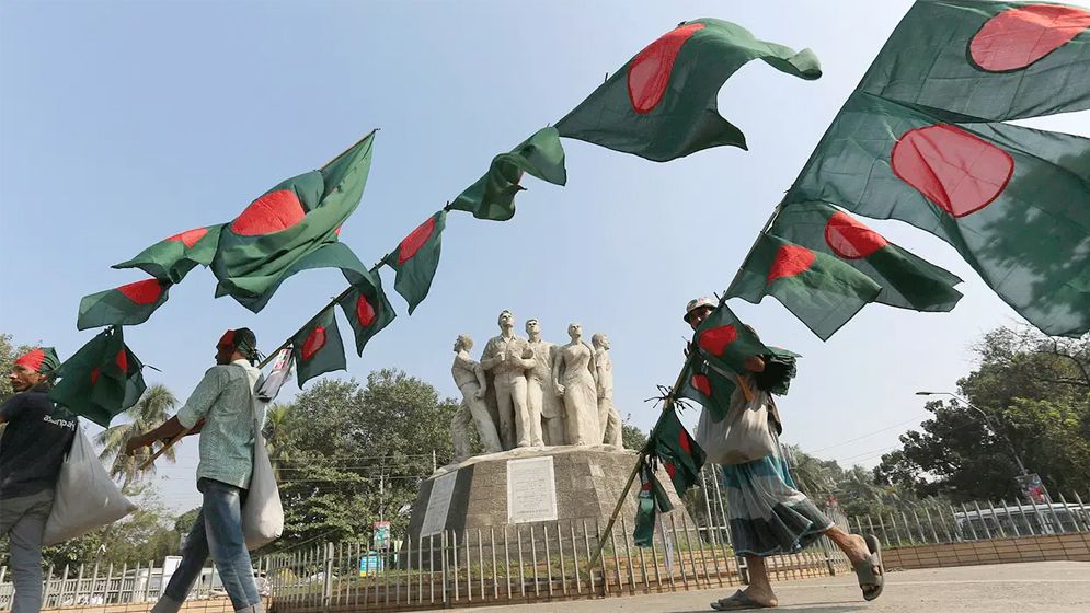 জাতীয় পতাকা বিক্রিতে বাধা দেয়া নিয়ে যা জানা গেলো