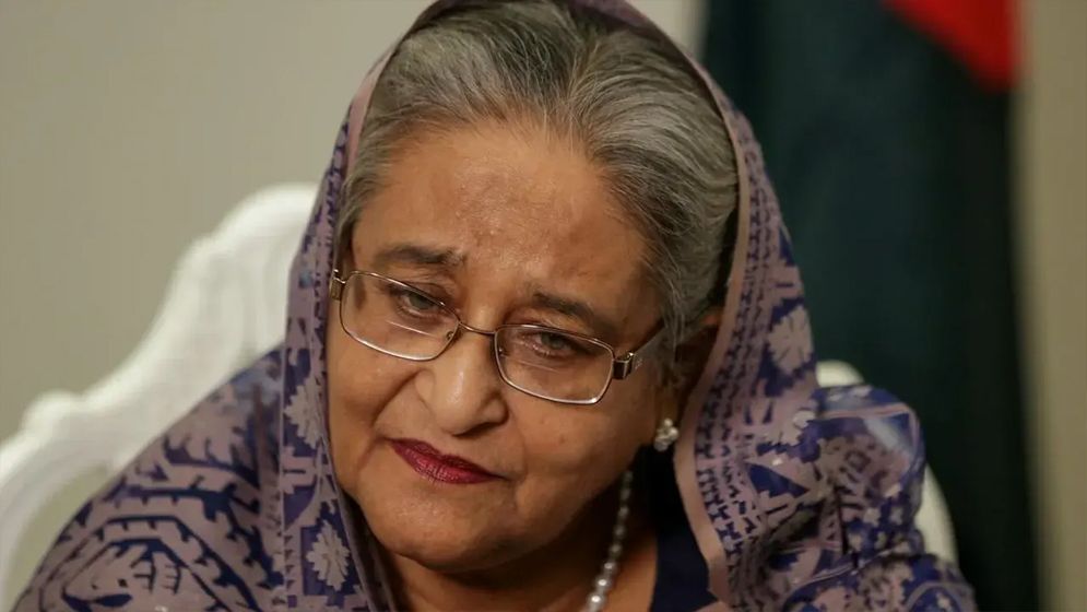 রেলস্টেশনের বিলবোর্ডে লেখা ‘শেখ হাসিনা আবার আসবে’, নেপথ্যে কে?