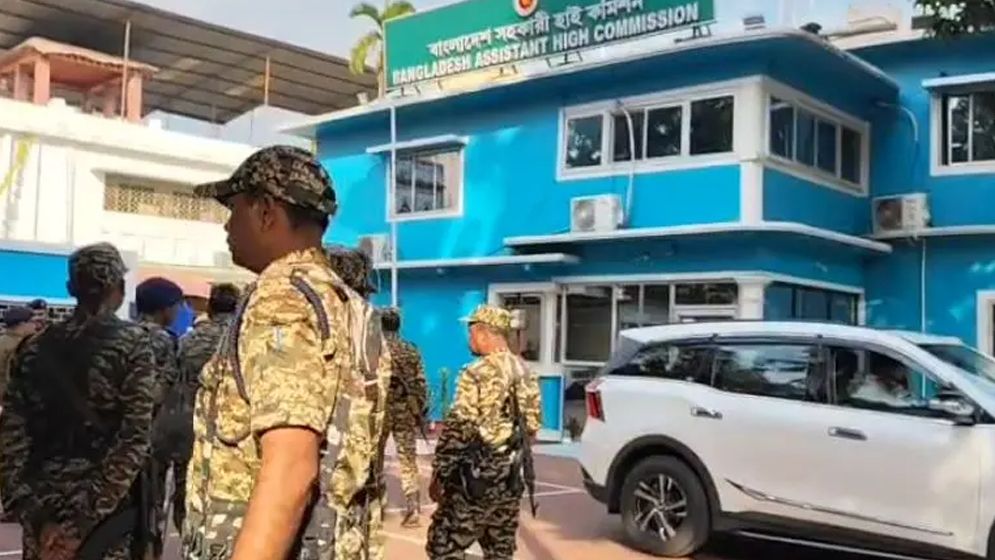 আগরতলায় হাইকমিশনে হামলা ও পতাকা অবমাননা, ক্ষুব্ধ প্রতিক্রিয়া জানালো বাংলাদেশ