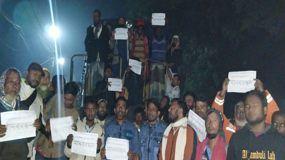 লোকাল ট্রেন চালুর দাবিতে ট্রেন আটকিয়ে বিক্ষোভ