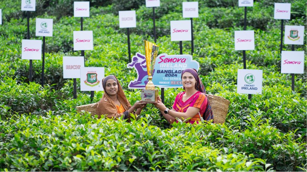 চা শ্রমিক সেজে দুই অধিনায়কের ট্রফি উন্মোচন