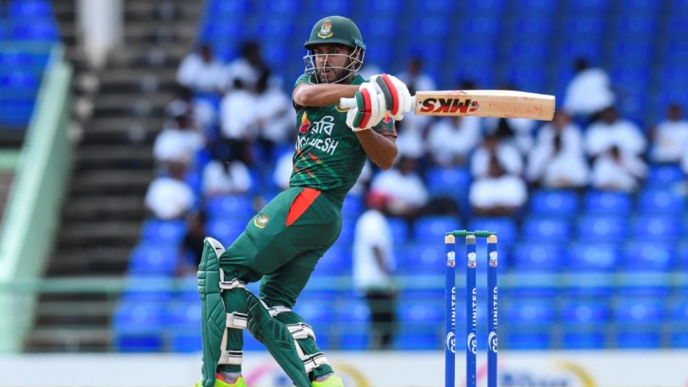 তিনবার ‘জীবন’ পেয়ে মিরাজের ফিফটি