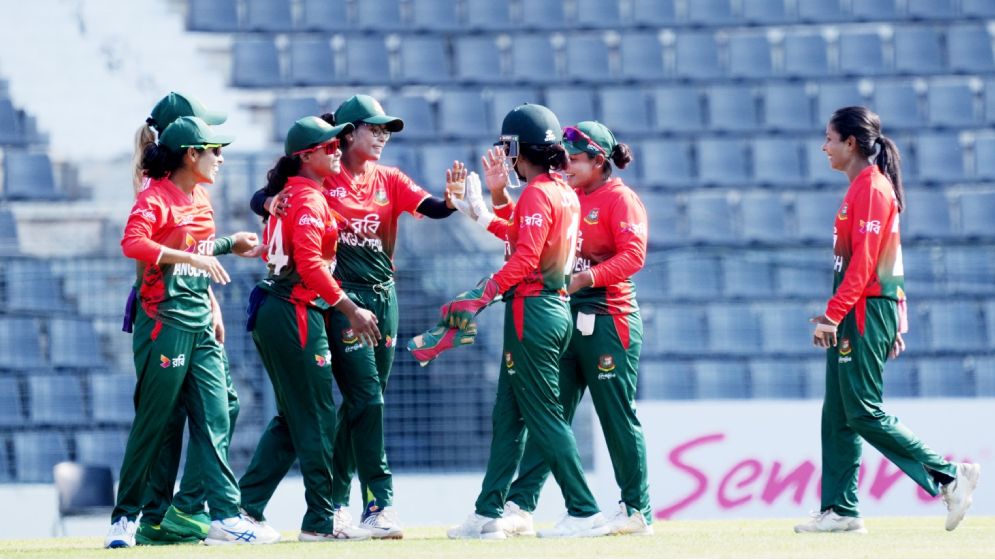 হোয়াইটওয়াশ এড়াতে পারলো না বাংলাদেশ