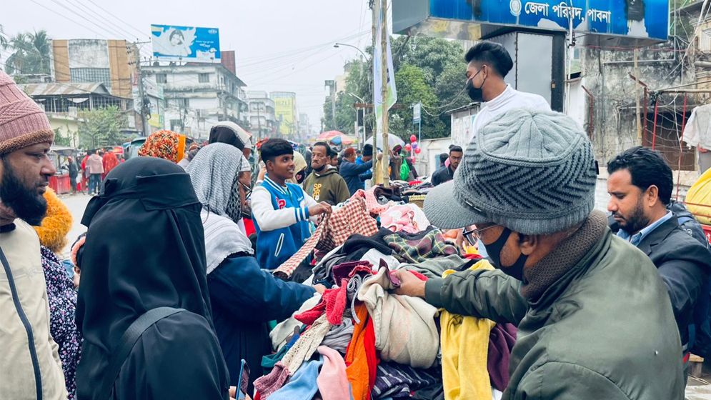 পাবনায় ভিড় বেড়েছে ফুটপাতের গরম কাপড়ের দোকানে