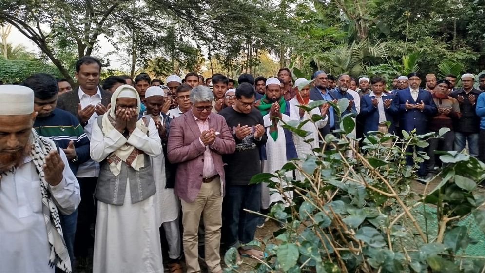 দেড় দশক পর বাবা মায়ের কবরের পাশে বিএনপি নেতা পারভেজ মল্লিক