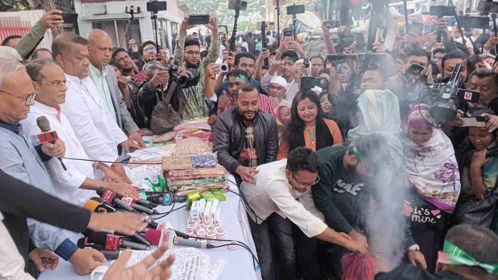 স্ত্রীর শাড়ি পুড়িয়ে ভারতীয় পণ্য বর্জনের ডাক রিজভীর