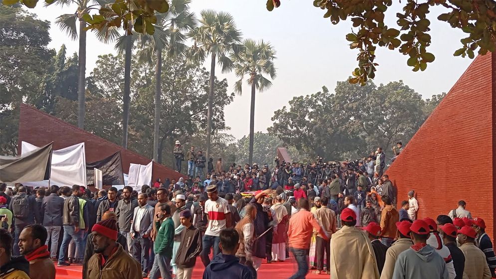 সূর্যসন্তানদের শ্রদ্ধা জানাতে বুদ্ধিজীবী স্মৃতিসৌধে মানুষের ঢল