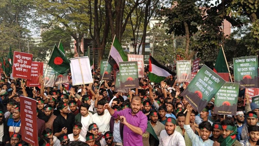 ‘দড়ি লাগলে দড়ি নে, খুনি হাসিনার ফাঁসি দে’