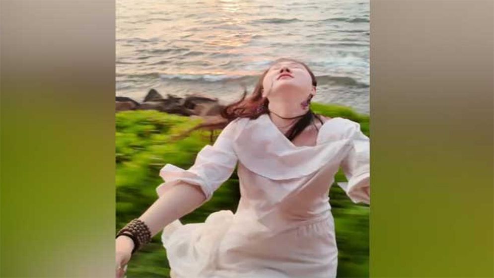 সেলফি তোলার সময় চলন্ত ট্রেন থেকে পড়ে গেলেন নারী