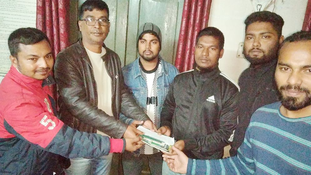 ওমরাহ ভিসা থাকায় পাসপোর্ট ফিরিয়ে দিল ছিনতাইকারী, অতপর...