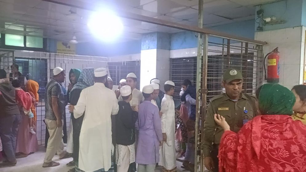 খাবার খেয়ে অসুস্থ শিক্ষকসহ ৫০ ছাত্র ঢামেকে