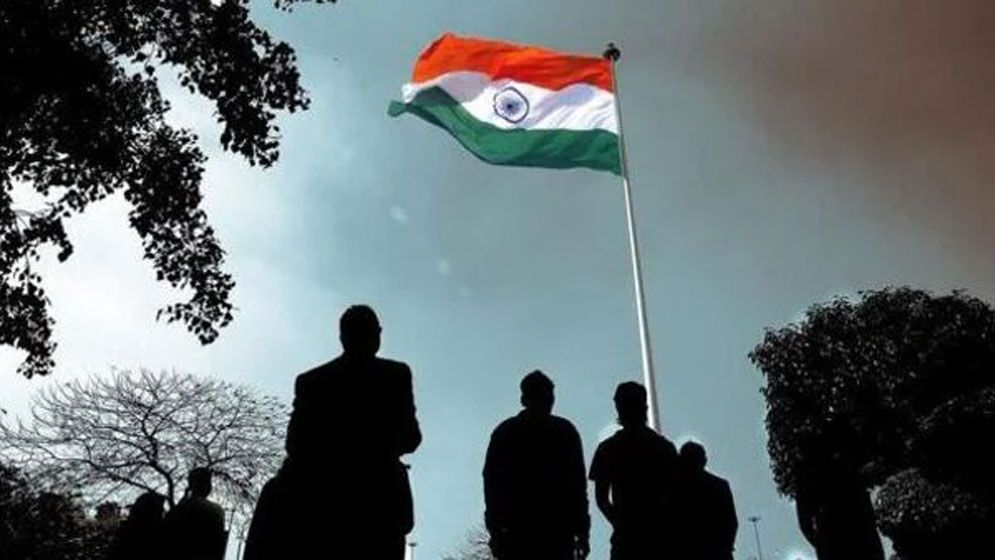 পতাকাকে প্রণাম না করে চেম্বারে ঢুকবেন না, বাংলাদেশিদের বার্তা ভারতীয় চিকিৎসকের