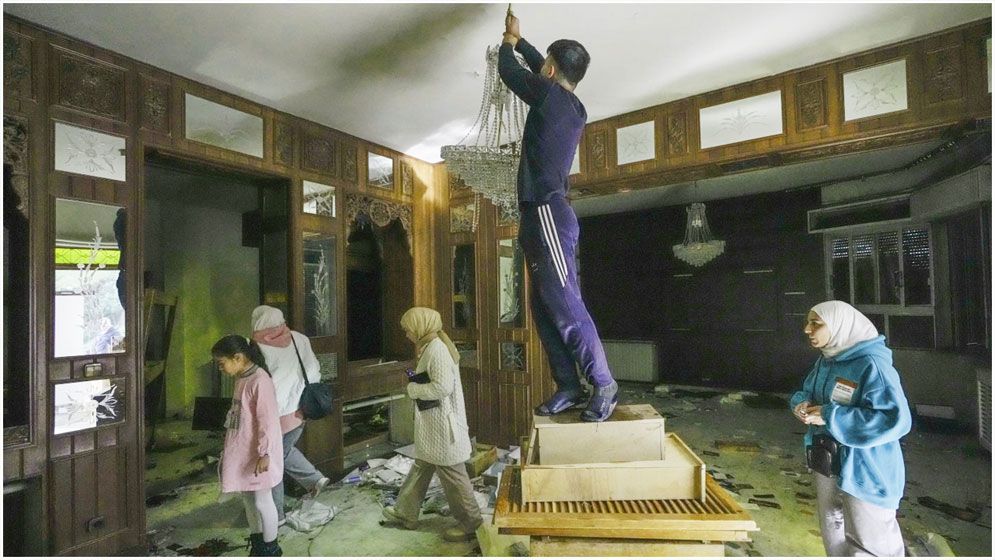 আসাদের বাসভবনে লুটপাট-ভাঙচুর
