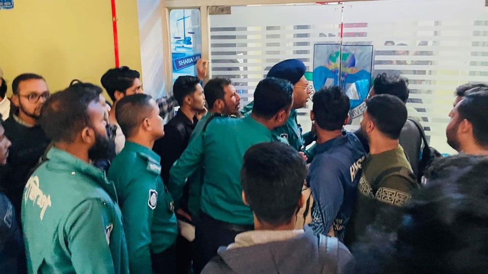শিক্ষার্থী পিটিয়ে তোপের মুখে ‘সমন্বয়ক’