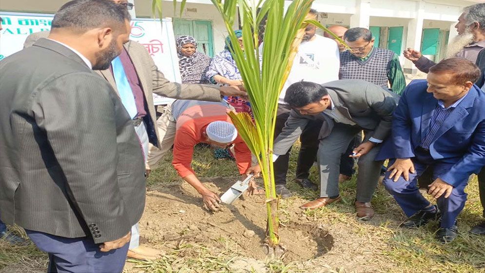গৌরনদীর শিক্ষাপ্রতিষ্ঠান সমূহে ফলদ বৃক্ষরোপণ কার্যক্রম উদ্বোধন