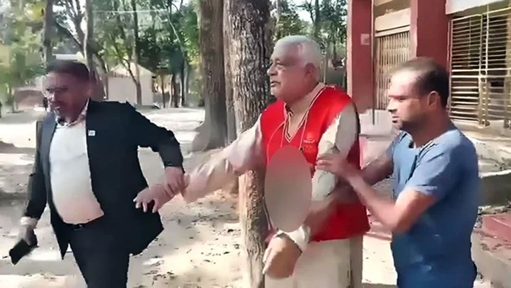মুক্তিযোদ্ধার গলায় জুতার মালা, আটক ৫