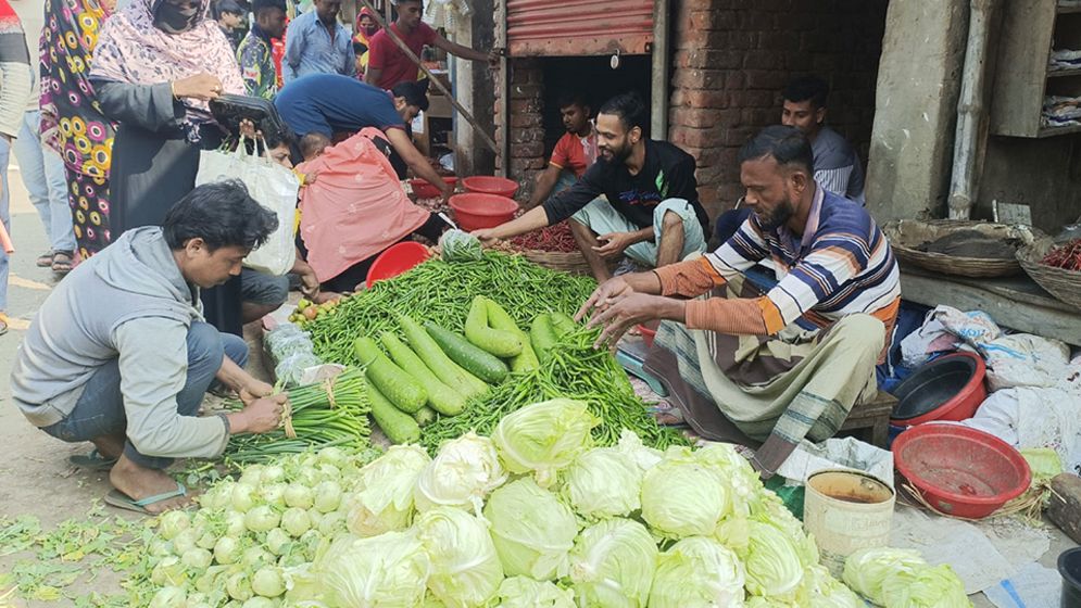 ১০ টাকায় ডেকে ডেকে বিক্রি হচ্ছে সবজি