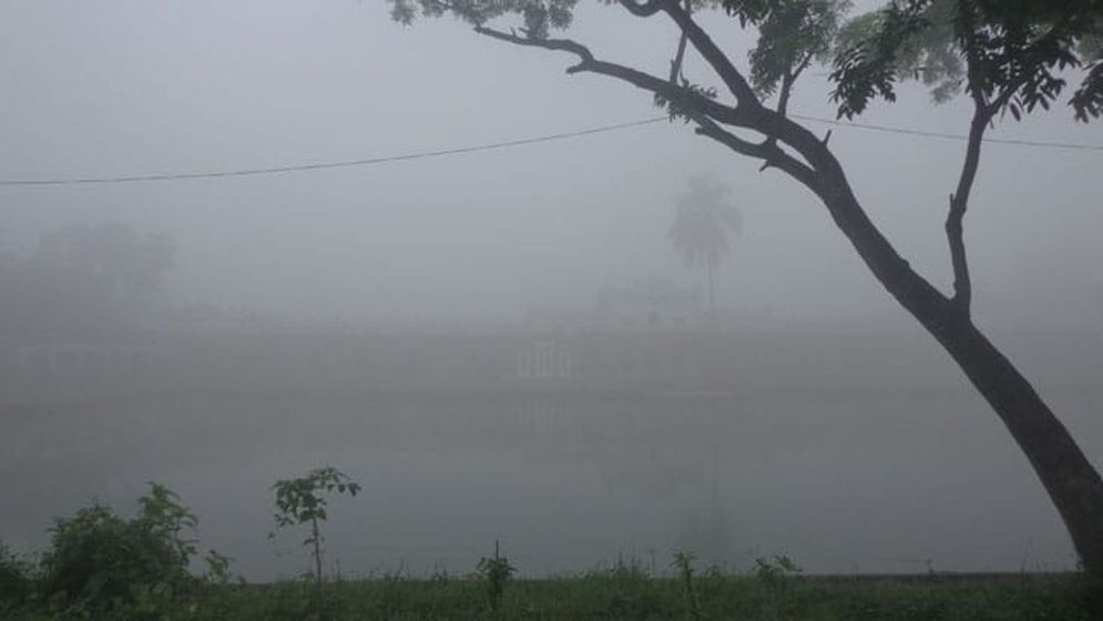 ঘন কুয়াশায় জনজীবন বিপর্যস্ত, দুপুরেও সূর্যের দেখা নেই