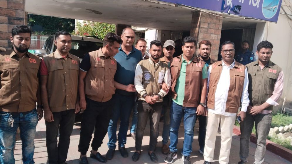 লুট হওয়া অস্ত্র দিয়ে প্রেমিকাকে হত্যা