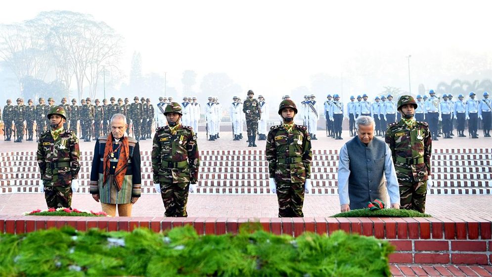 জাতীয় স্মৃতিসৌধে বীর শহীদদের প্রতি প্রধান উপদেষ্টার শ্রদ্ধা