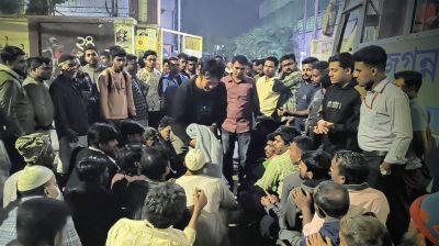নিরাপত্তাকর্মী-অসহায়দের মাঝে জবি ছাত্রদল নেতার শীতবস্ত্র বিতরণ